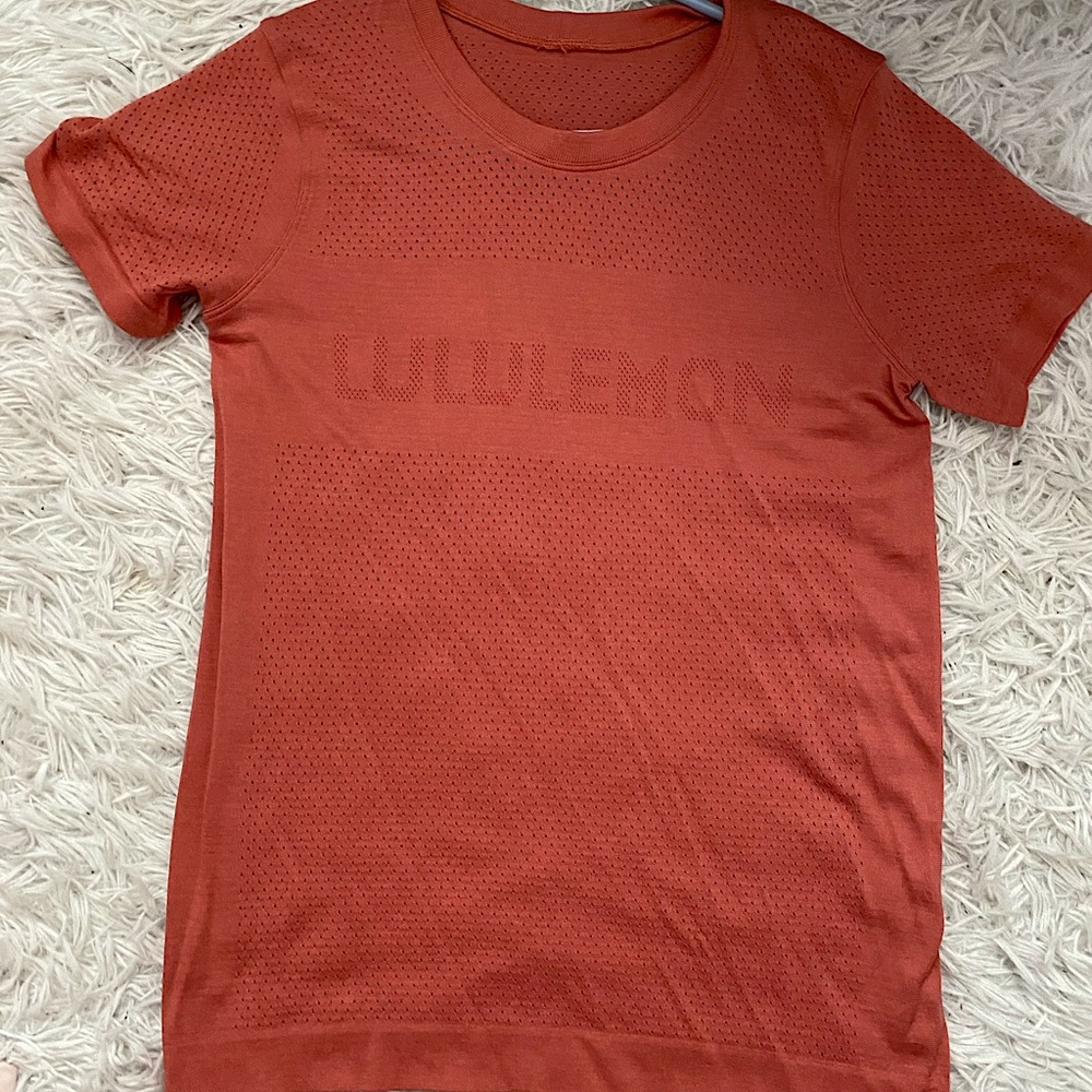 Lululemon coral colored top
